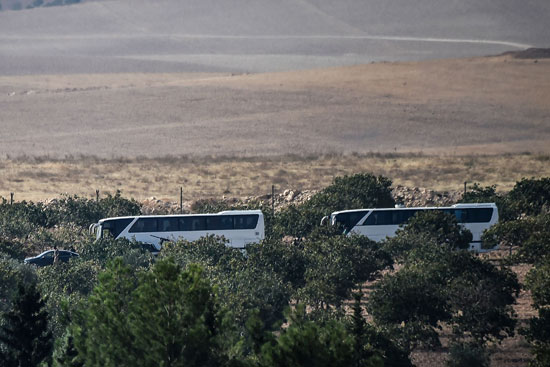  أتوبيسات تحمل مقاتلى الجيش السورى الحر تعبر الحدود التركية السورية 